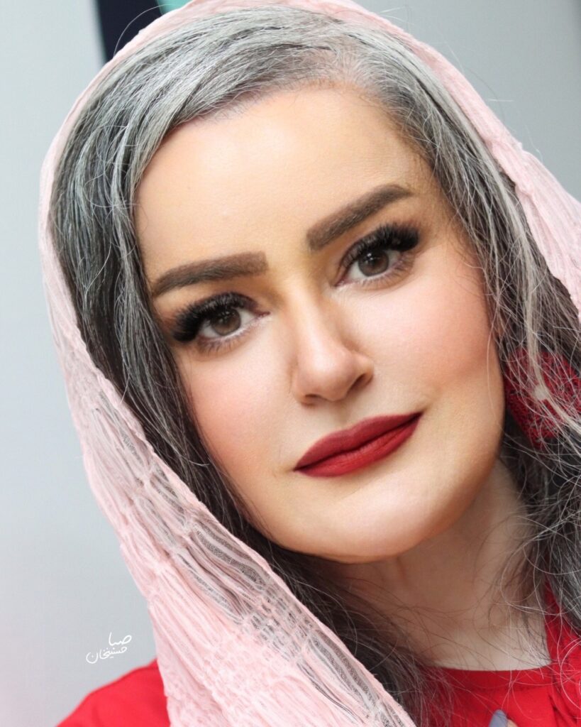 download 27 819x1024 - "تیپ خاص نعیمه نظام&zwnj;دوست با عینک فانتزی و گل&zwnj;آرایی در مراسم پایانی سریال آرزوهای چپکی"